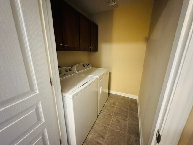 Building Photo - Gorgeous 3 Bedroom Townhome - Ready and Available