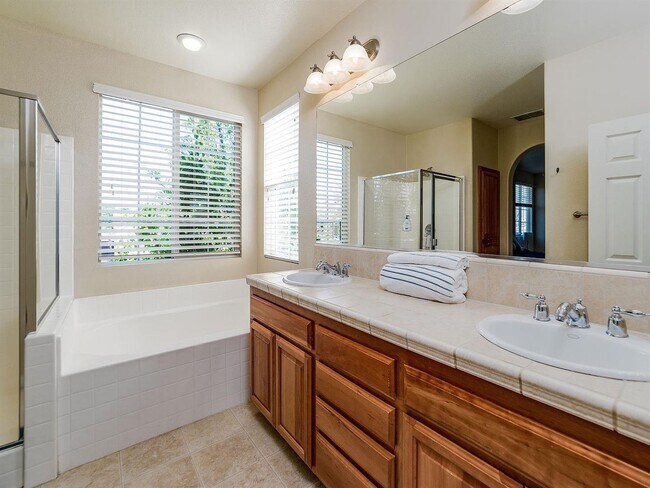 Building Photo - Beautiful Enclave updated unit!