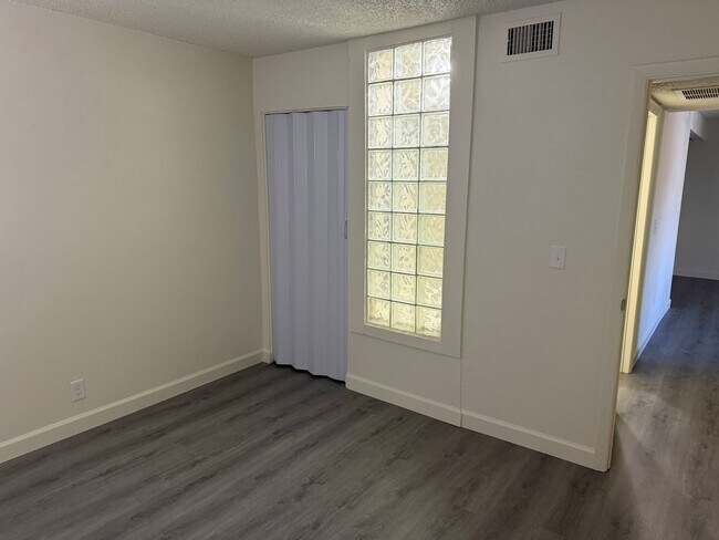 Building Photo - 2 Bedroom 1 Bath In Central Las Vegas