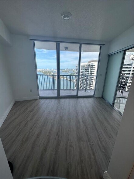 Building Photo - 1750 N Bayshore Dr