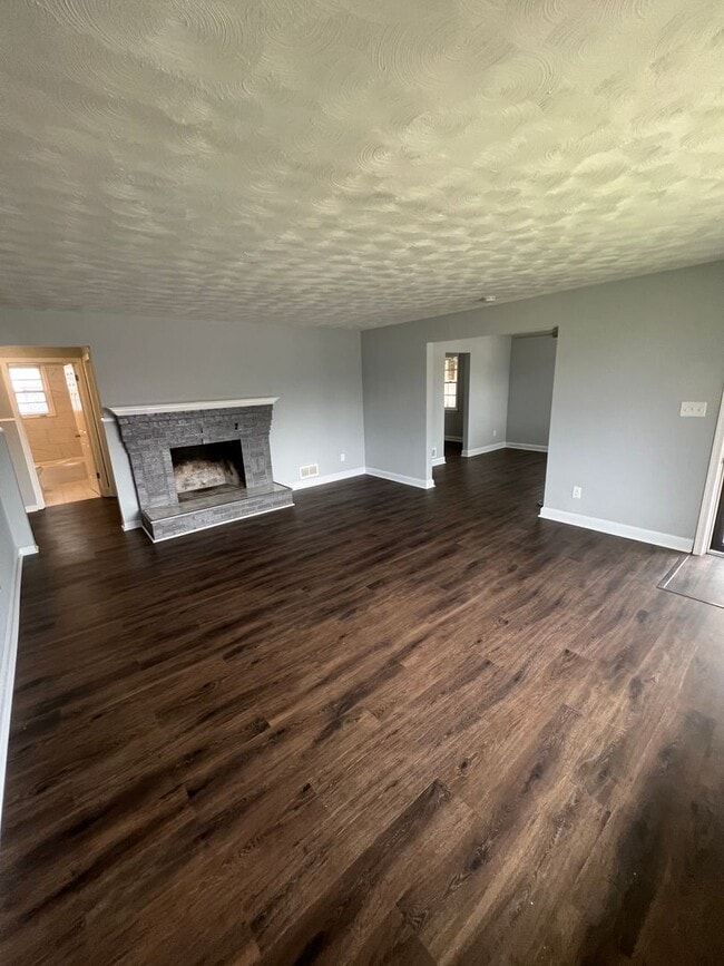 Building Photo - Amazing 6 Bedroom 2 Bathroom home with dual driveways