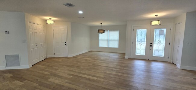 Building Photo - Completely remodeled 4 Bed 4 Bath home wit...