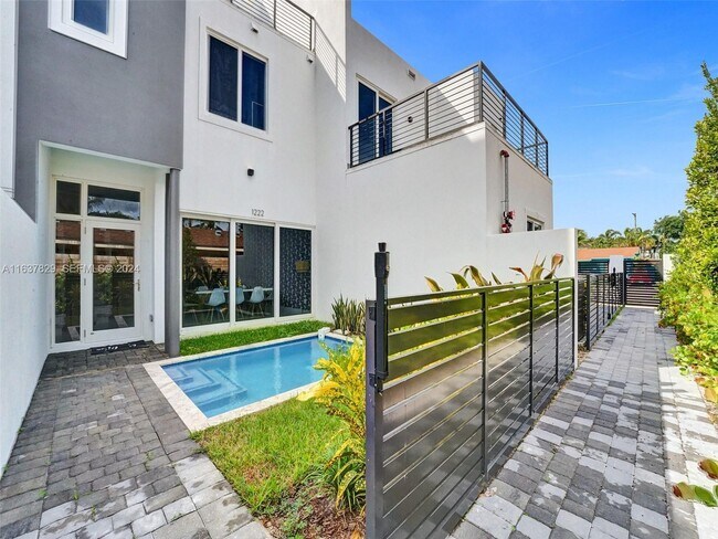 Building Photo - 1224 NE 15th Ave