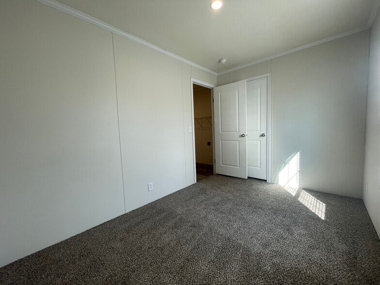 Building Photo - 16242 Frontenac Ave