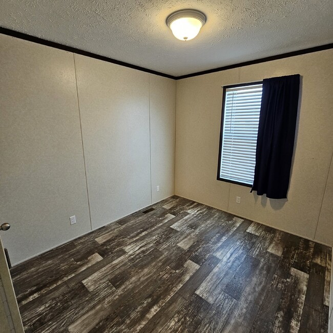 Building Photo - 3-bedroom, 2-bathroom, 960 square feet of ...