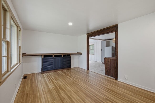 Building Photo - Donelson mid-mod ranch with full unfinished basement workshop, large yard, 3 BR 1 Bath, 20 minute...