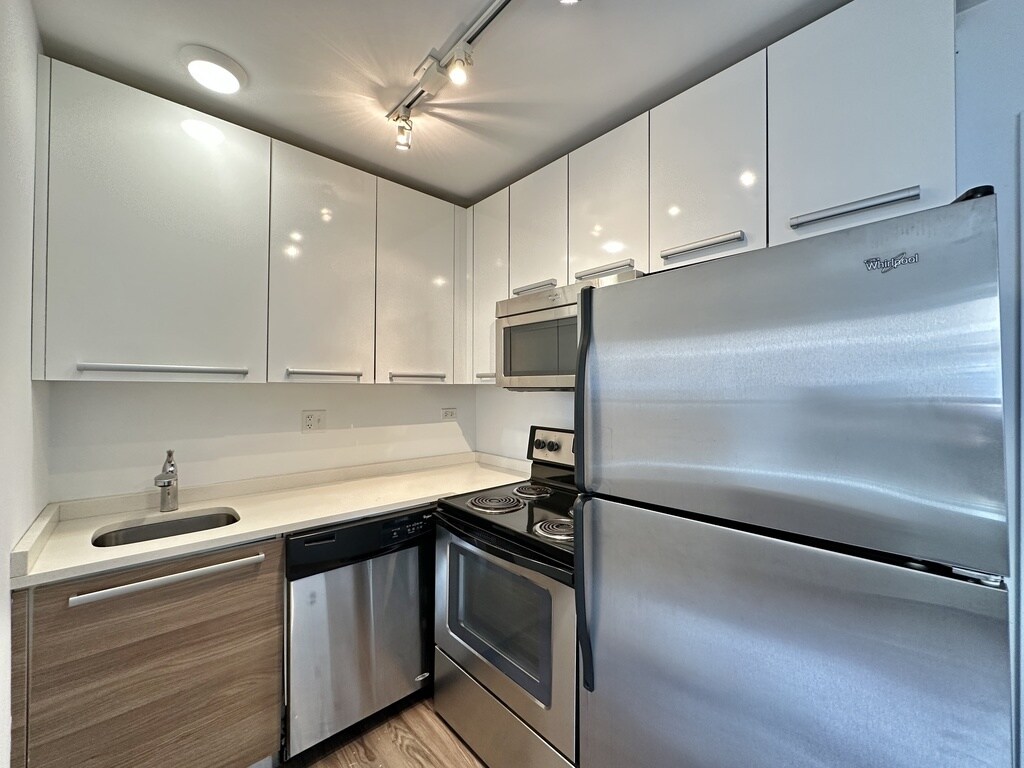 Building Photo - 925 W Carmen Ave