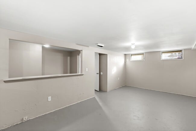 Building Photo - 695 Charvel Dr