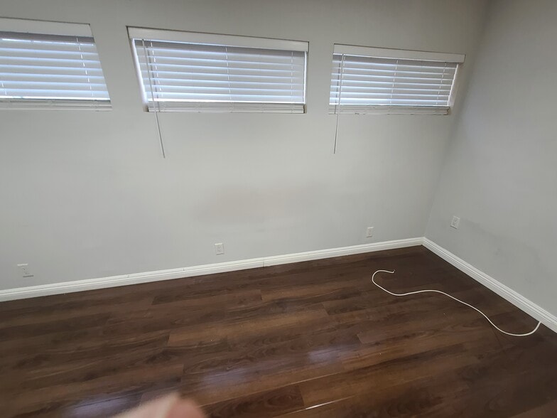 New blinds! - 7009 Jumilla Ave