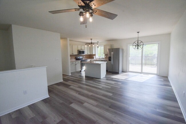 Building Photo - Recently Renovated 4 Bed, 2 Bath Home for ...
