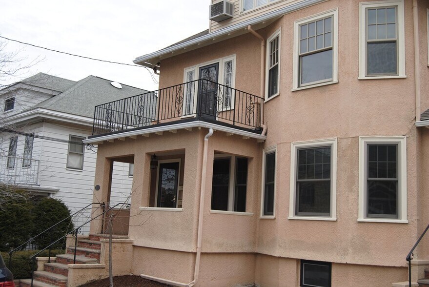 Primary Photo - 140 Winsor Ave
