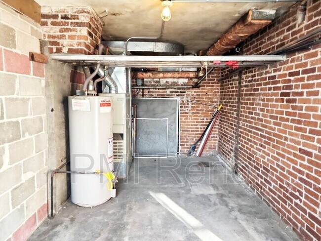 Building Photo - 422 St Lawrence Ave