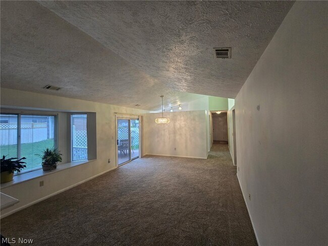 Building Photo - 355 Village Pointe Dr