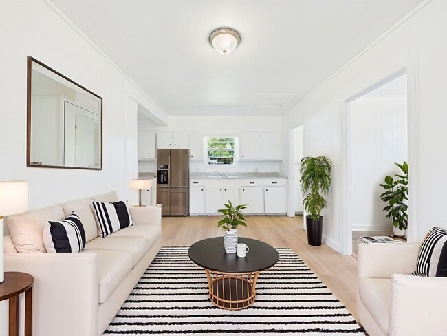 Building Photo - AFFORDABLE DUPLEX IN RAYNE!