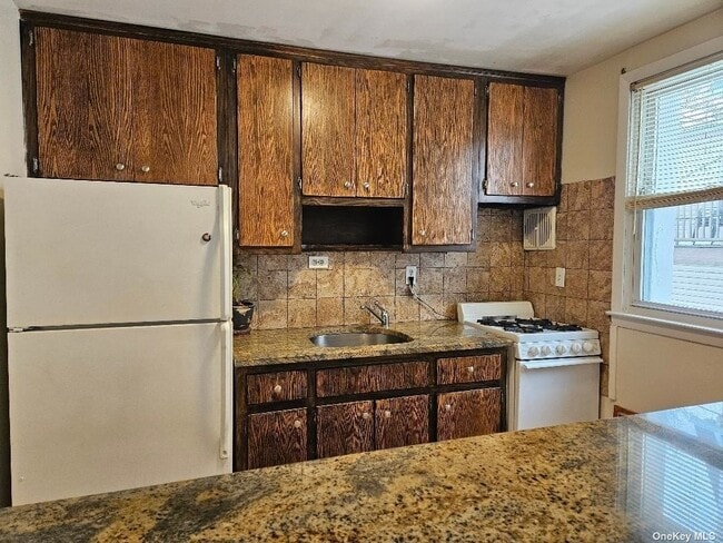 Building Photo - 560 E Broadway