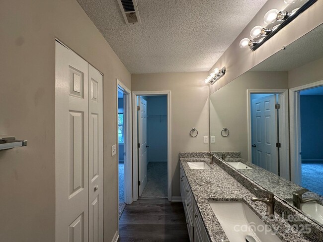 Building Photo - 626 Emerald Cove Dr