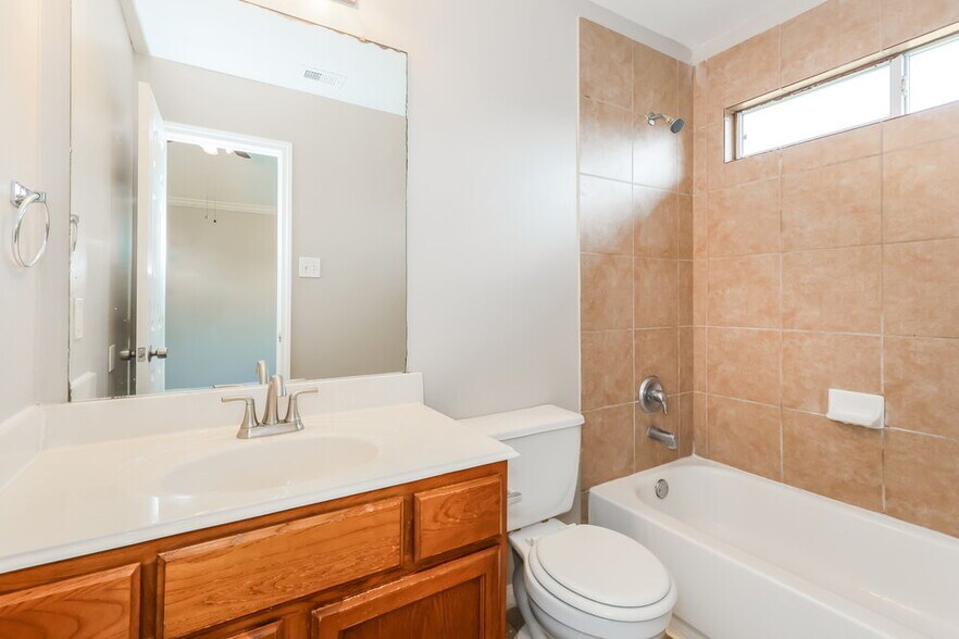 Building Photo - 4018 Falvel Shadow Creek Dr