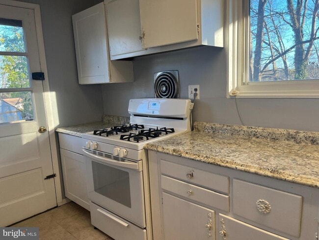 Building Photo - Discover the charm of this exquisite two-level home