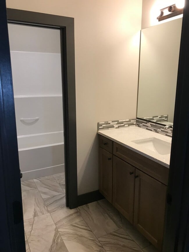 Building Photo - Amazing 4-bedroom home in White Bluffs!