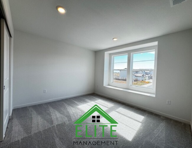 Building Photo - Beautiful 4 Bedroom, 3 Full Bath Two Story One year Old Home
