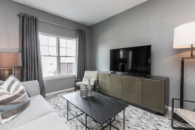 Building Photo - Fully Furnished Townhome Blocks Away From Downtown, Flexible Leasing Terms!