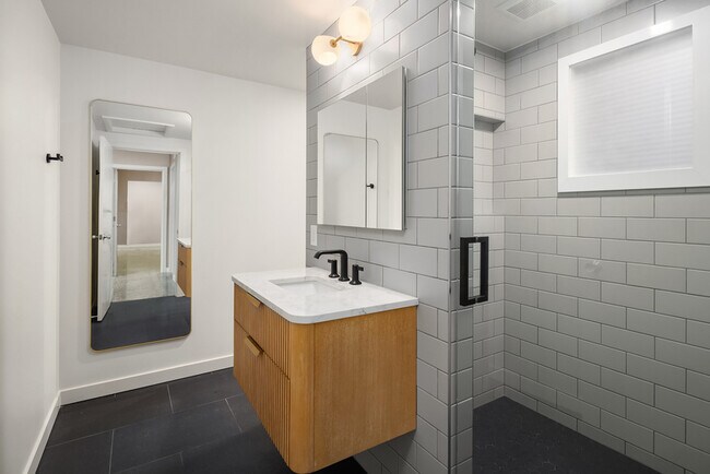 Building Photo - 2564 Dexter Ave N