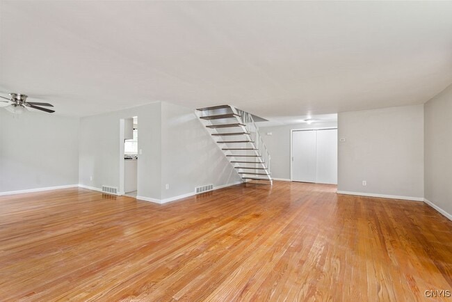 Building Photo - 117 Treeland Cir