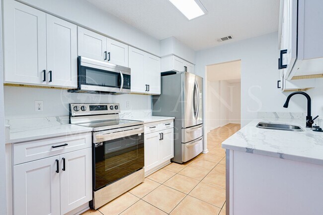 Building Photo - Beautiful Two-Story Townhome in Ormond Beach