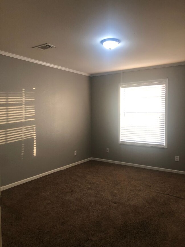 Building Photo - 1/2 OFF FIRST MONTHS RENT!! 3 bedroom 2 ba...