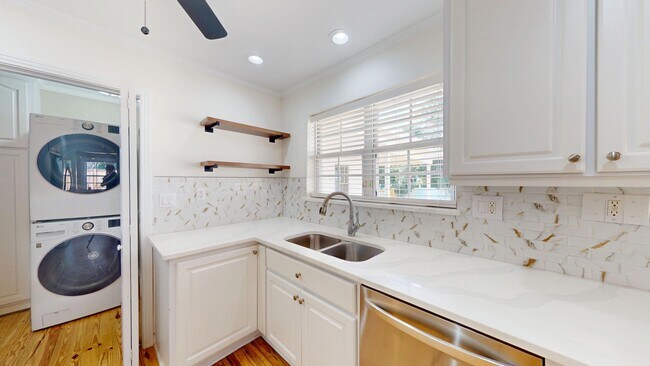 Building Photo - Stunning 4 Bedroom, 2 Bath Home in the Hea...