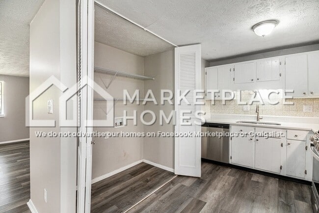 Building Photo - 1570 Meadowview Dr