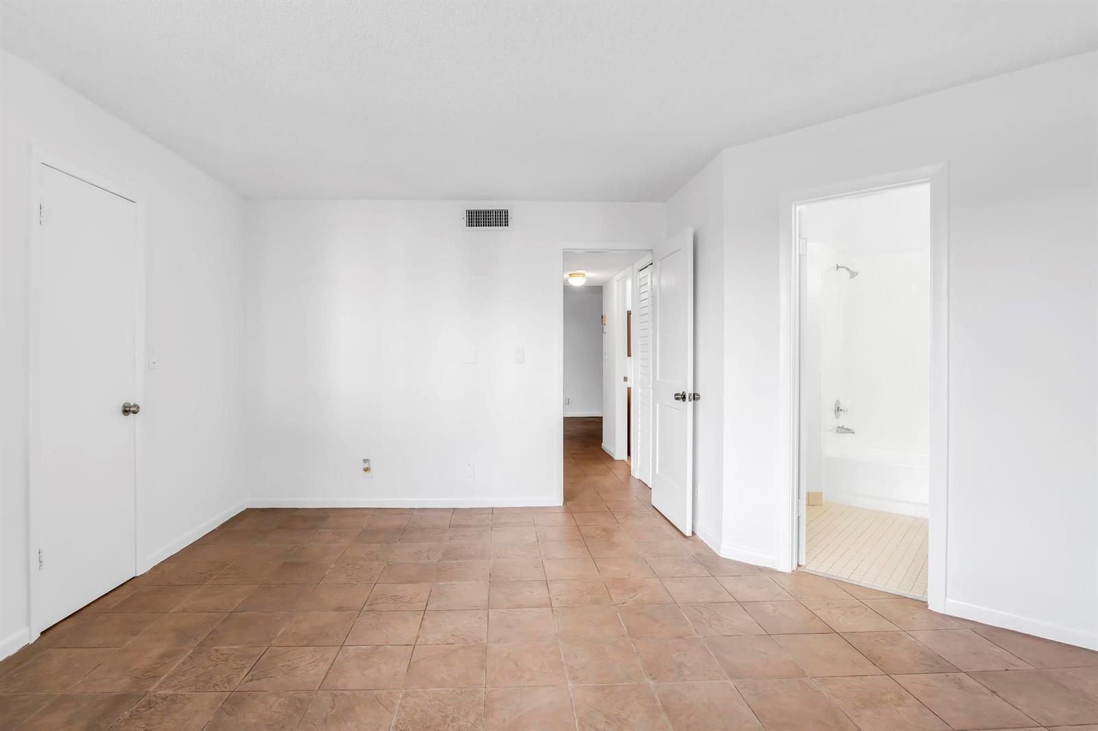 Building Photo - 210 Lake Pointe Dr