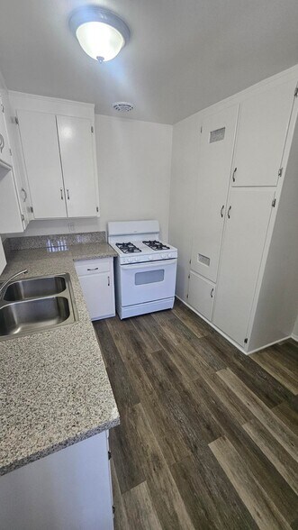 Building Photo - 11030 Moorpark St