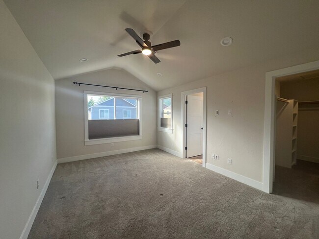 Building Photo - Charming three bedroom townhouse in the heart of Talent! | Available Mid May