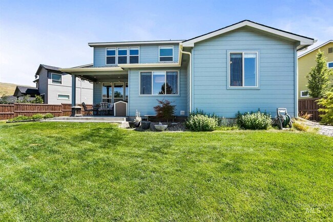 Building Photo - Stunning Modern Home Near NE Foothills | Mountain Views | Designer Finishes