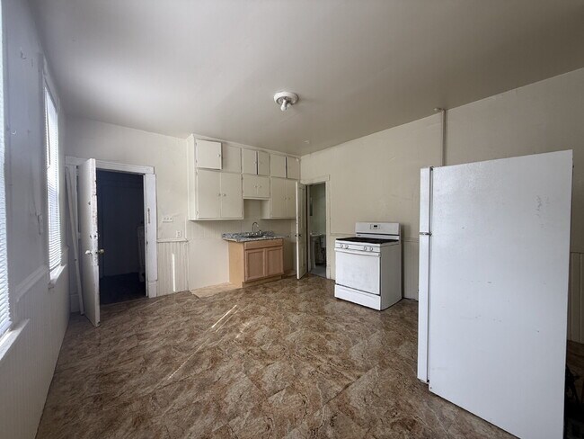 Building Photo - 1 Bedroom, 1 Bath Lower-Front Unit