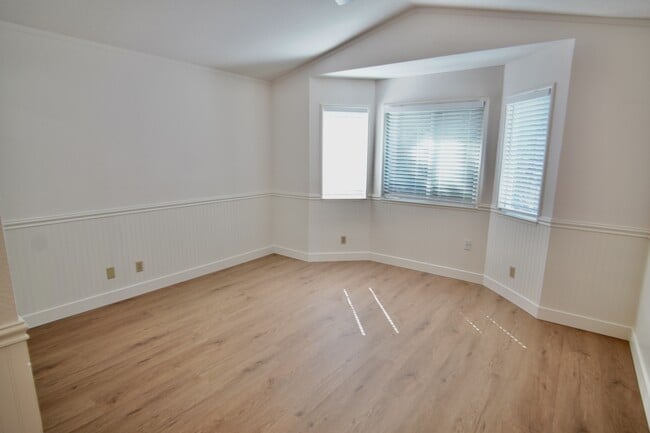 Building Photo - 4400 Sunrise Ct