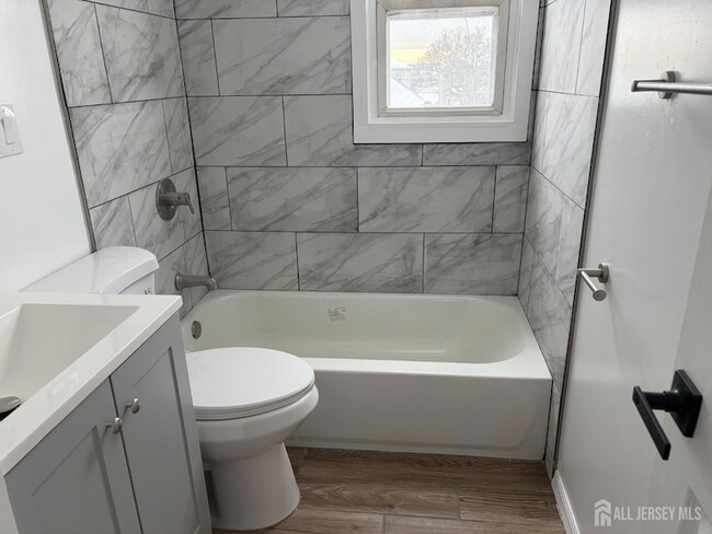 Building Photo - 162 Holly St