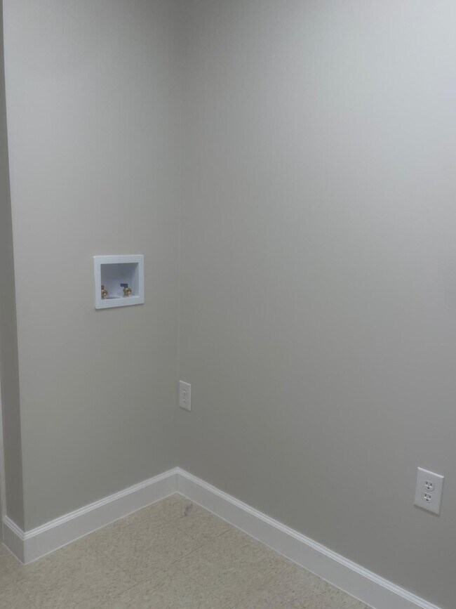 Building Photo - 408 N Rd