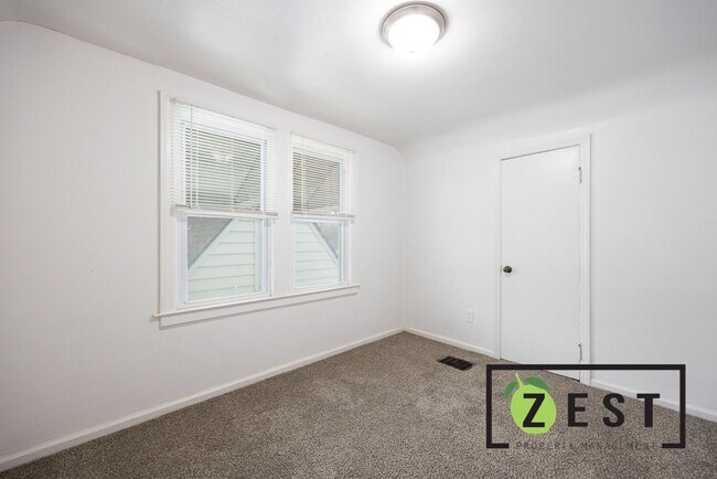 Building Photo - OPEN HOUSE- 12/23! 4PM-4:30PM! Beautiful 3 BED 1 BATH!