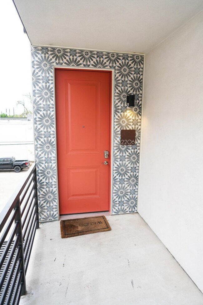 Building Photo - Modern East Austin 2/2 Condo Available Now!