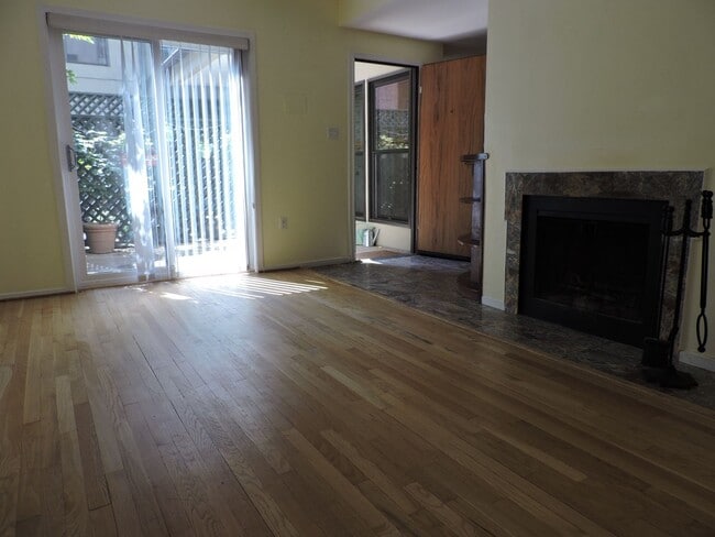 Building Photo - Spacious 2BR 2BA with Fireplace, Roof deck...