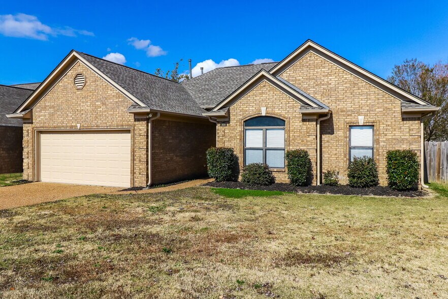 Building Photo - 300 Mossy Springs Dr