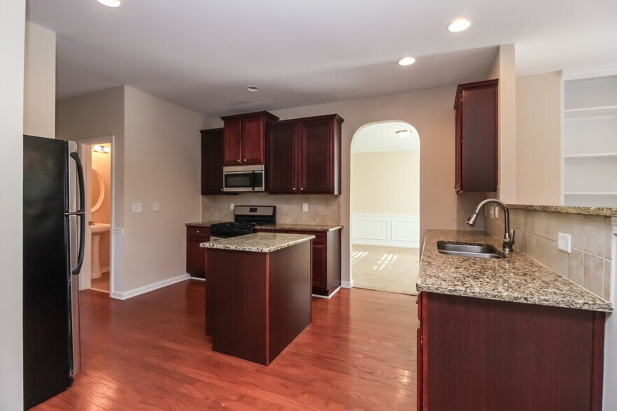 Building Photo - 4940 Hopewell Manor Dr