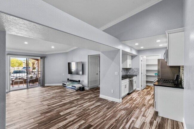 Building Photo - "Chic 3-Bed Townhouse with Granite Countertops on West Flamingo Road, Las Vegas!"