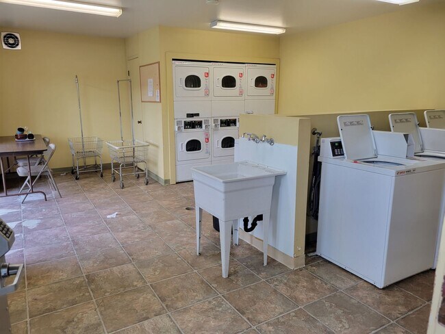 Building Photo - Spacious and Updated 1 Bedroom Convenientl...