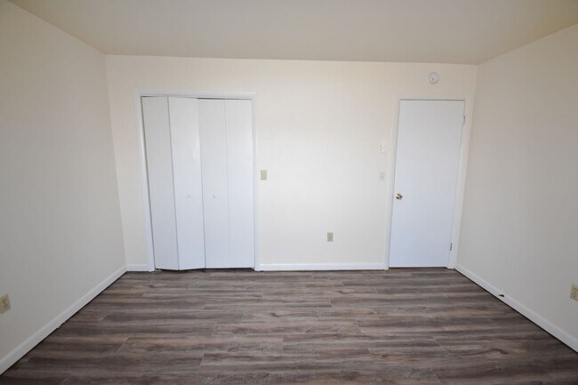 Building Photo - Two Bedroom Apartment in Jersey Shore with Many Amenities!