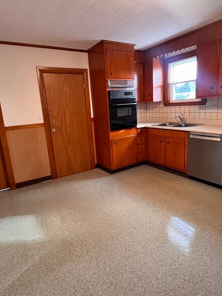 Building Photo - 24 Proctor St