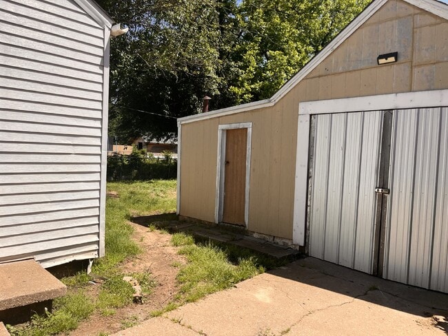 Building Photo - Move-In Ready 2B/1B in SW OKC