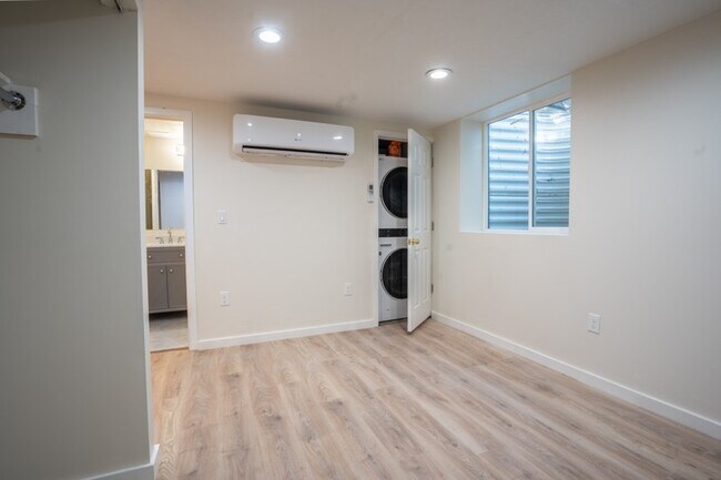 Building Photo - 1042 Davenport Dr